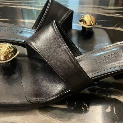 2023 Summer New Fashion Metal Clasp Toe Clamping Square Heel Medium Heel Sandals Women's Shoes Fashion Slippers
