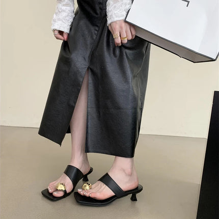 2023 Summer New Fashion Metal Clasp Toe Clamping Square Heel Medium Heel Sandals Women's Shoes Fashion Slippers