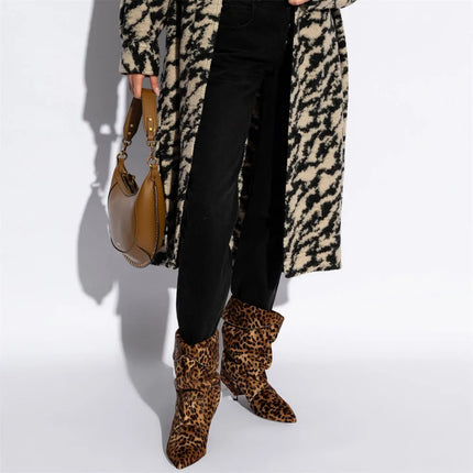 Arden Furtado 2025 Spring leopard print Large tubular boots Pointed toe Slip-on Pleated Middle heel Modern boots Short boots