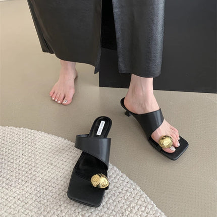 2023 Summer New Fashion Metal Clasp Toe Clamping Square Heel Medium Heel Sandals Women's Shoes Fashion Slippers