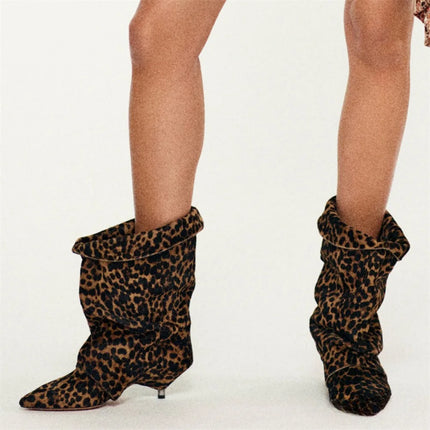 Arden Furtado 2025 Spring leopard print Large tubular boots Pointed toe Slip-on Pleated Middle heel Modern boots Short boots