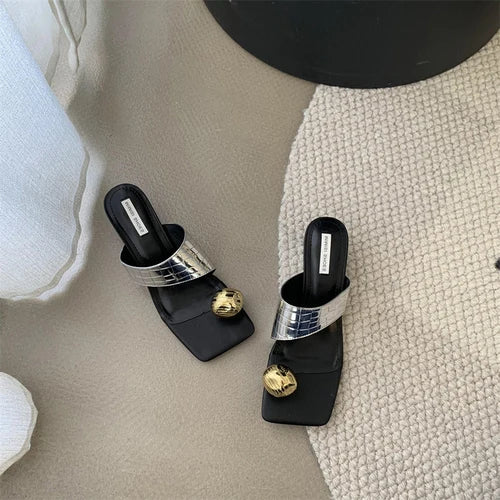 2023 Summer New Fashion Metal Clasp Toe Clamping Square Heel Medium Heel Sandals Women's Shoes Fashion Slippers