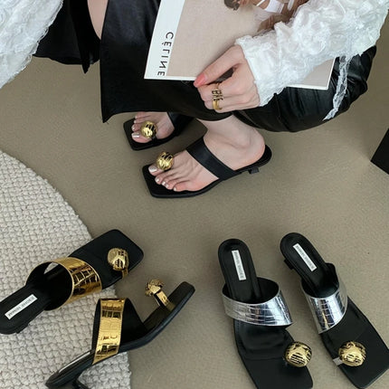 2023 Summer New Fashion Metal Clasp Toe Clamping Square Heel Medium Heel Sandals Women's Shoes Fashion Slippers