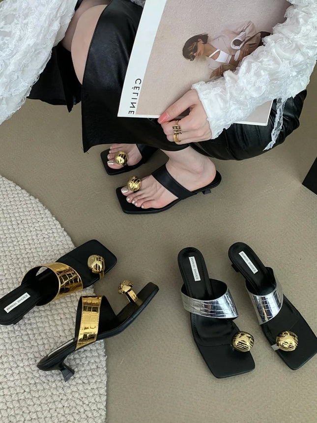 2023 Summer New Fashion Metal Clasp Toe Clamping Square Heel Medium Heel Sandals Women's Shoes Fashion Slippers