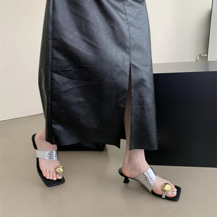 2023 Summer New Fashion Metal Clasp Toe Clamping Square Heel Medium Heel Sandals Women's Shoes Fashion Slippers