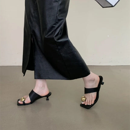 2023 Summer New Fashion Metal Clasp Toe Clamping Square Heel Medium Heel Sandals Women's Shoes Fashion Slippers