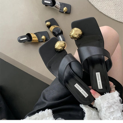 2023 Summer New Fashion Metal Clasp Toe Clamping Square Heel Medium Heel Sandals Women's Shoes Fashion Slippers