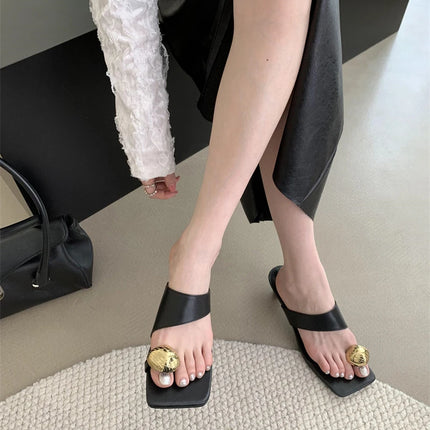 2023 Summer New Fashion Metal Clasp Toe Clamping Square Heel Medium Heel Sandals Women's Shoes Fashion Slippers