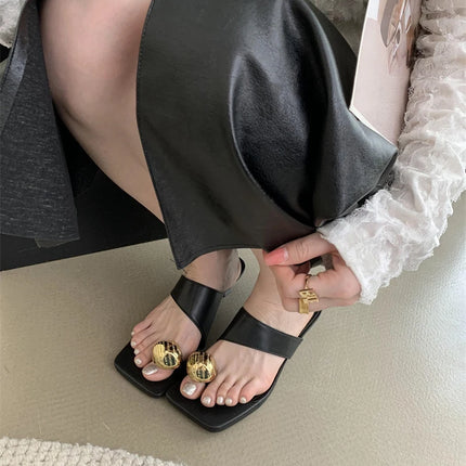 2023 Summer New Fashion Metal Clasp Toe Clamping Square Heel Medium Heel Sandals Women's Shoes Fashion Slippers