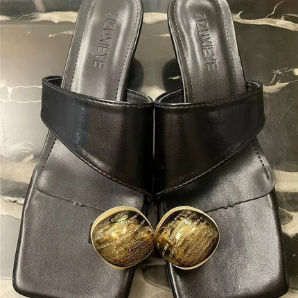 2023 Summer New Fashion Metal Clasp Toe Clamping Square Heel Medium Heel Sandals Women's Shoes Fashion Slippers