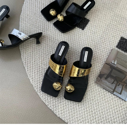 2023 Summer New Fashion Metal Clasp Toe Clamping Square Heel Medium Heel Sandals Women's Shoes Fashion Slippers