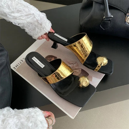 2023 Summer New Fashion Metal Clasp Toe Clamping Square Heel Medium Heel Sandals Women's Shoes Fashion Slippers