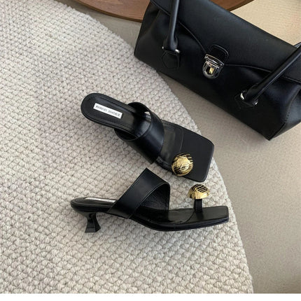 2023 Summer New Fashion Metal Clasp Toe Clamping Square Heel Medium Heel Sandals Women's Shoes Fashion Slippers