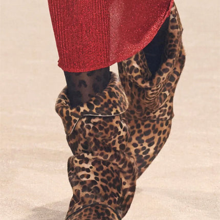Arden Furtado 2025 Spring leopard print Large tubular boots Pointed toe Slip-on Pleated Middle heel Modern boots Short boots