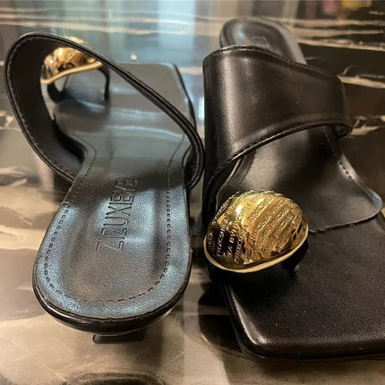 2023 Summer New Fashion Metal Clasp Toe Clamping Square Heel Medium Heel Sandals Women's Shoes Fashion Slippers